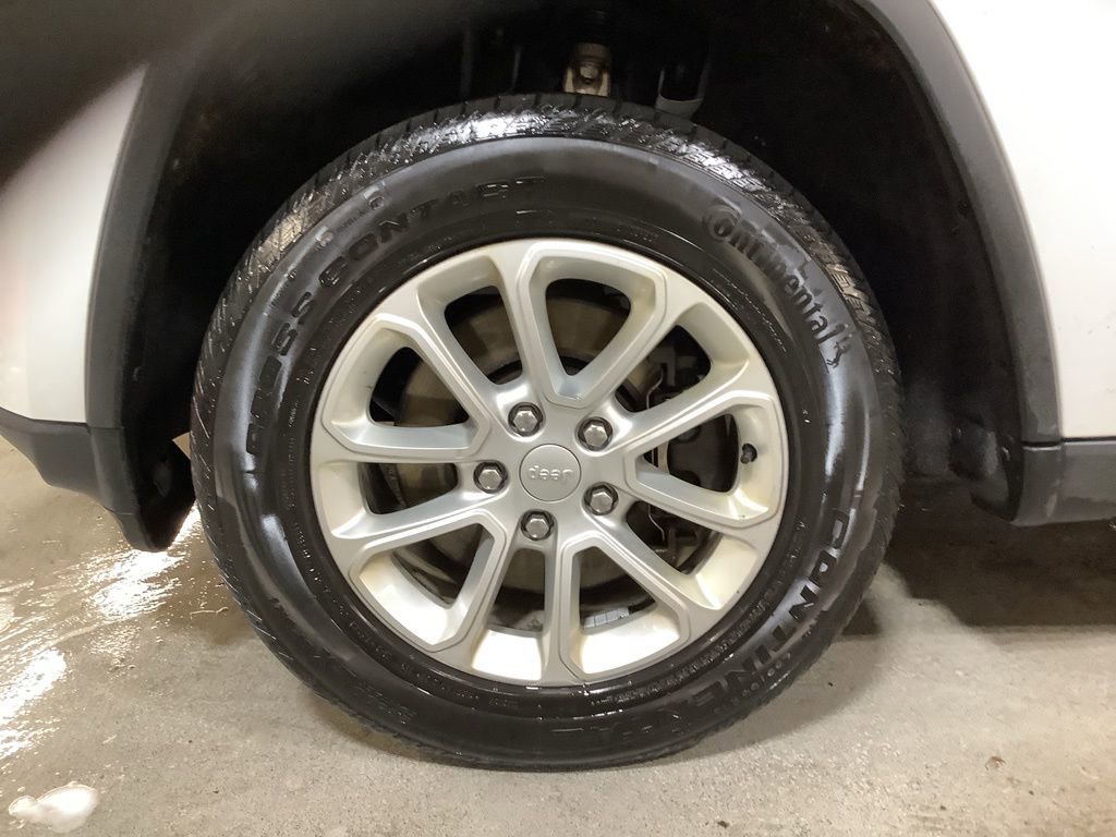 Certified 2022 Jeep Grand Cherokee Laredo E w/ Security & Convenience Group image 9