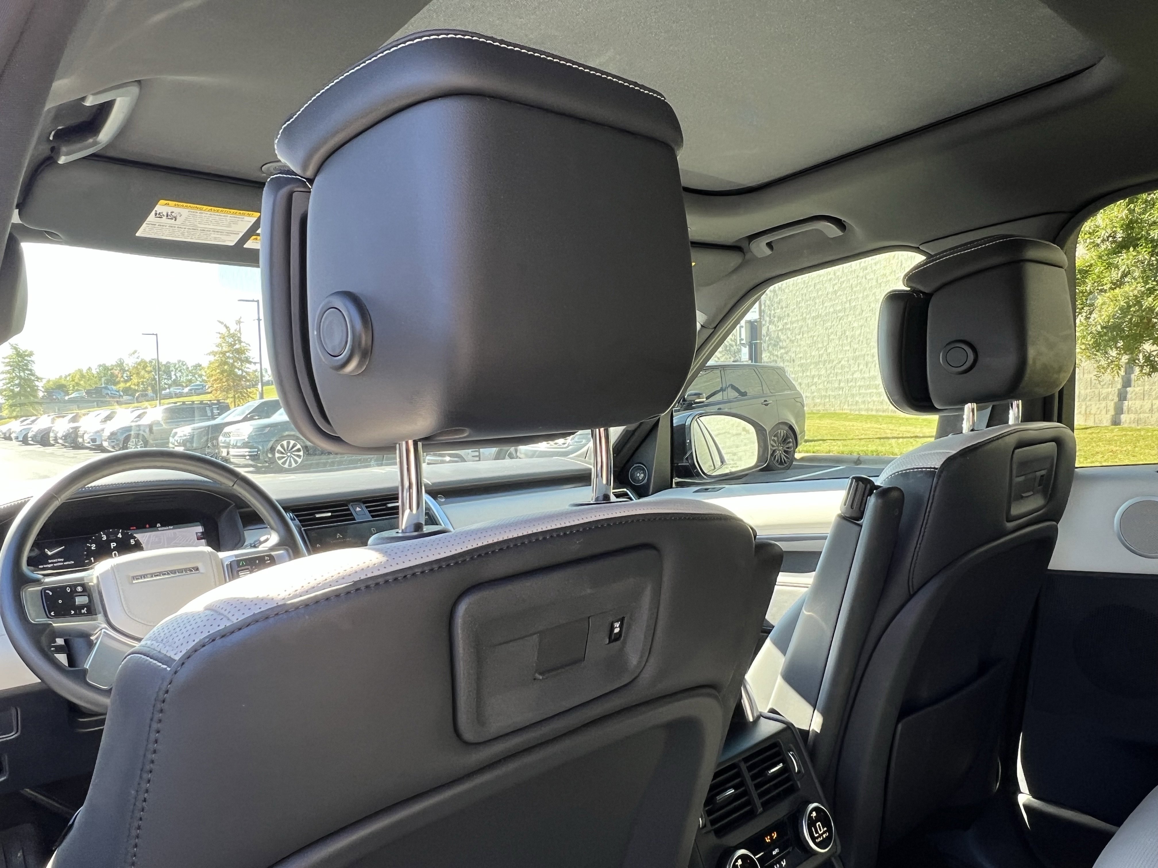 Used 2024 Land Rover Discovery Metropolitan Edition image 28