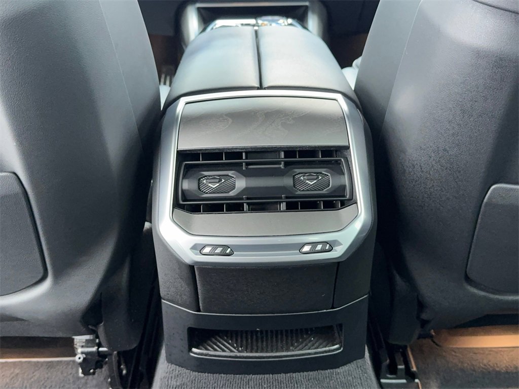 Used 2023 BMW 740i image 24