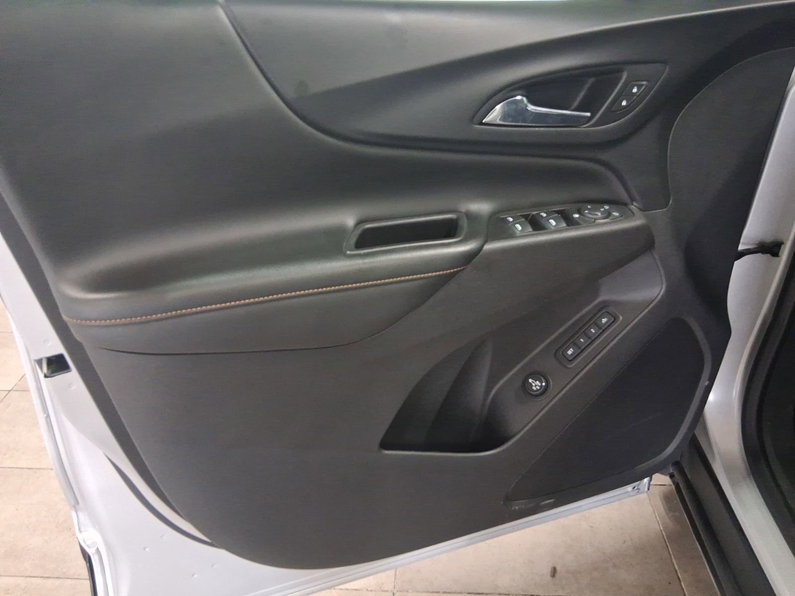 Used 2020 Chevrolet Equinox Premier w/ Premier Redline Edition FWD image 19