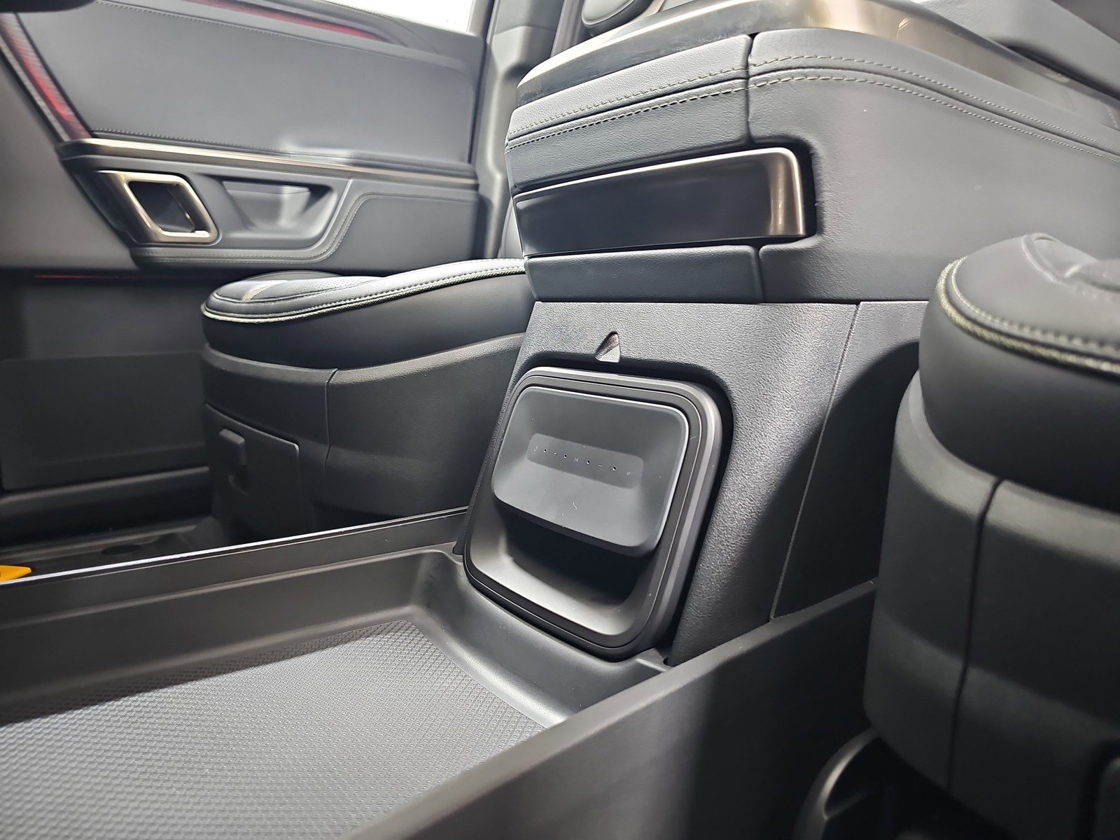 Used 2024 Rivian R1S Adventure image 33