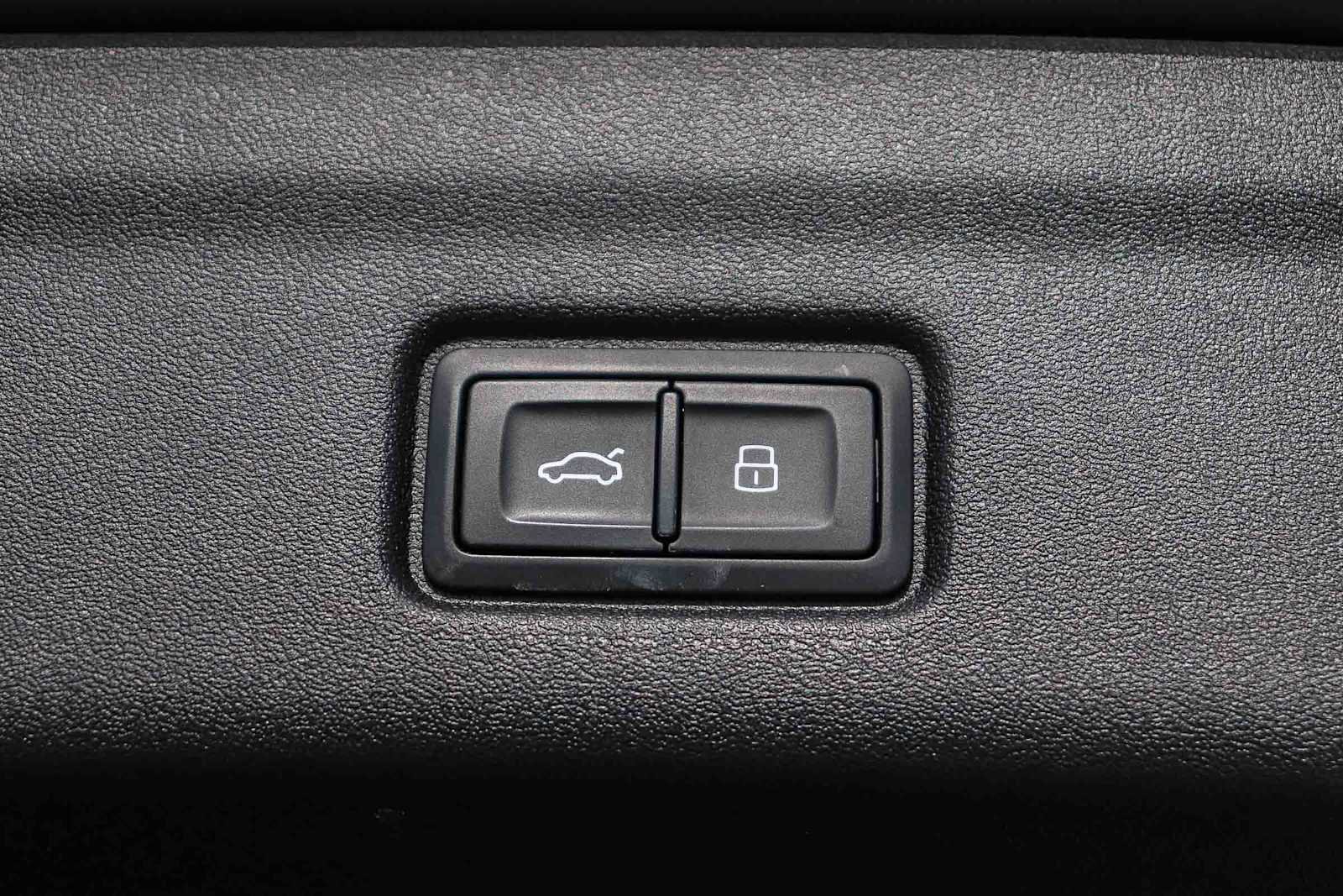 Used 2025 Audi Q6 e-tron Premium w/ Convenience Package image 36