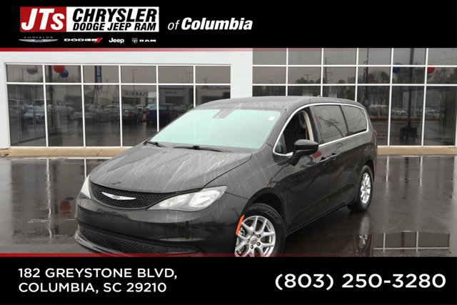 Used 2023 Chrysler Voyager LX image 1
