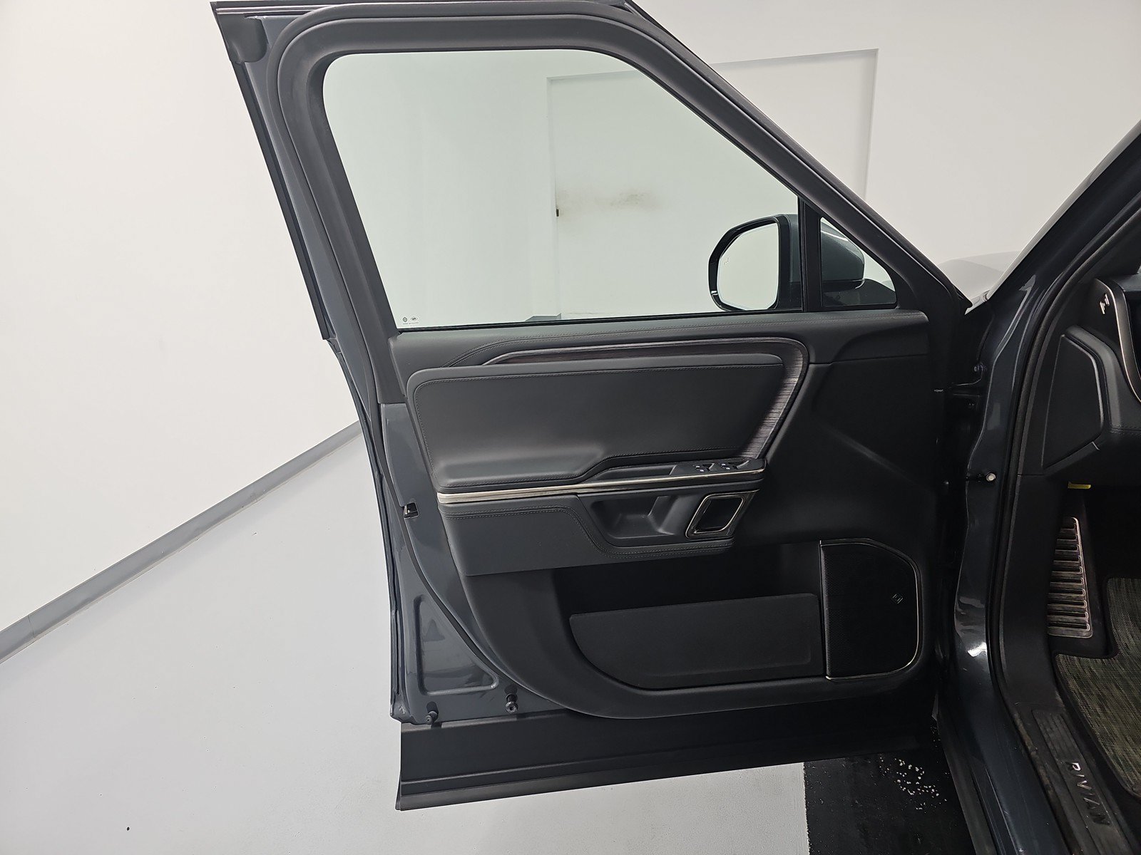 Used 2024 Rivian R1S Adventure AWD/4WD image 16
