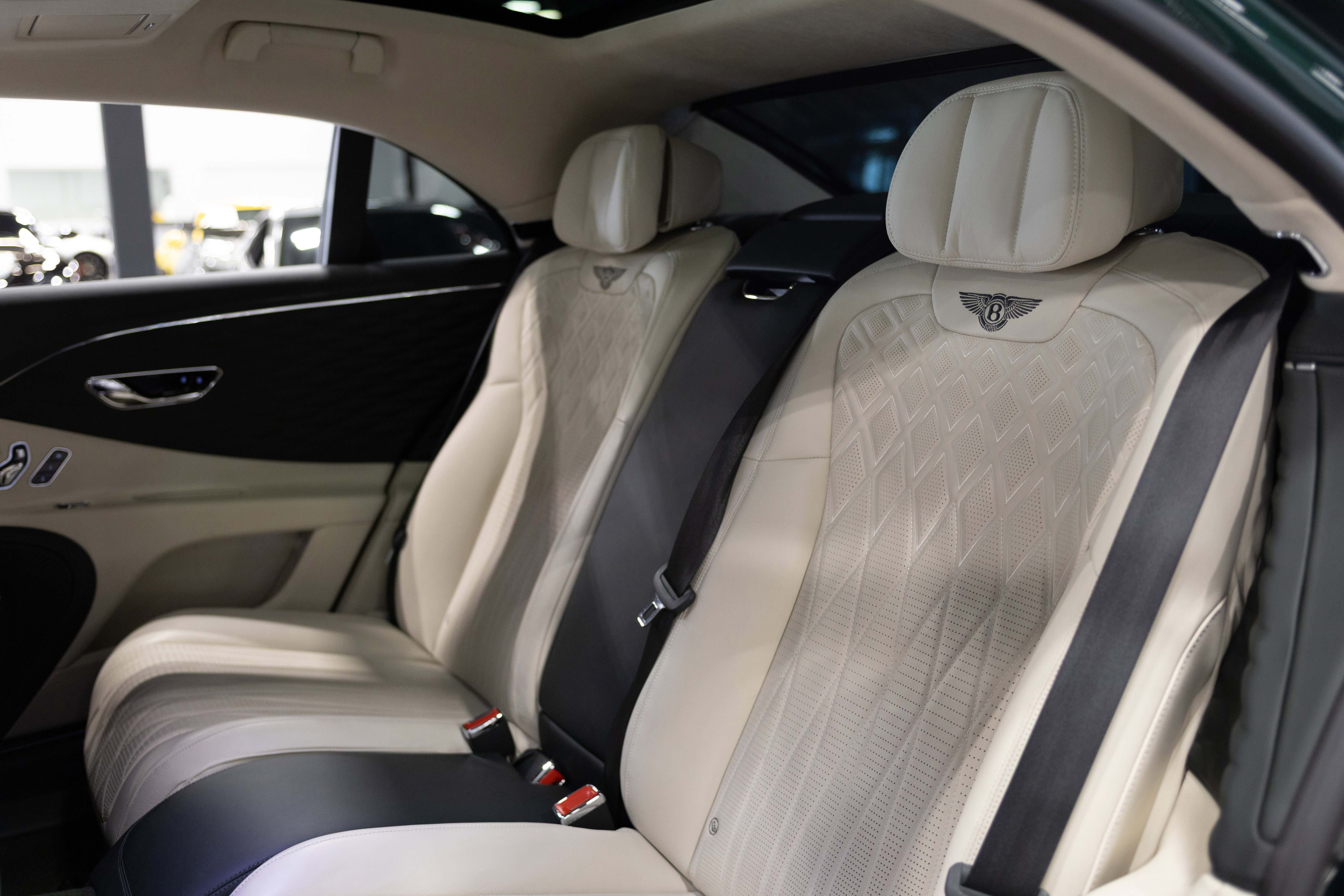 Used 2023 Bentley Flying Spur Plug-In Hybrid AWD/4WD image 33