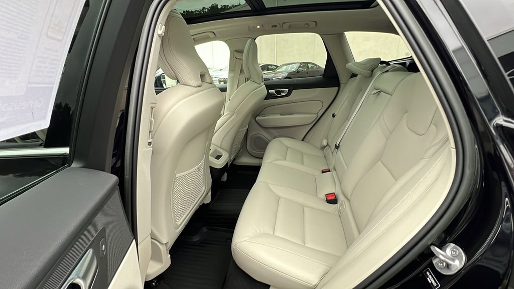 Used 2022 Volvo XC60 B5 Momentum w/ Climate Package image 37