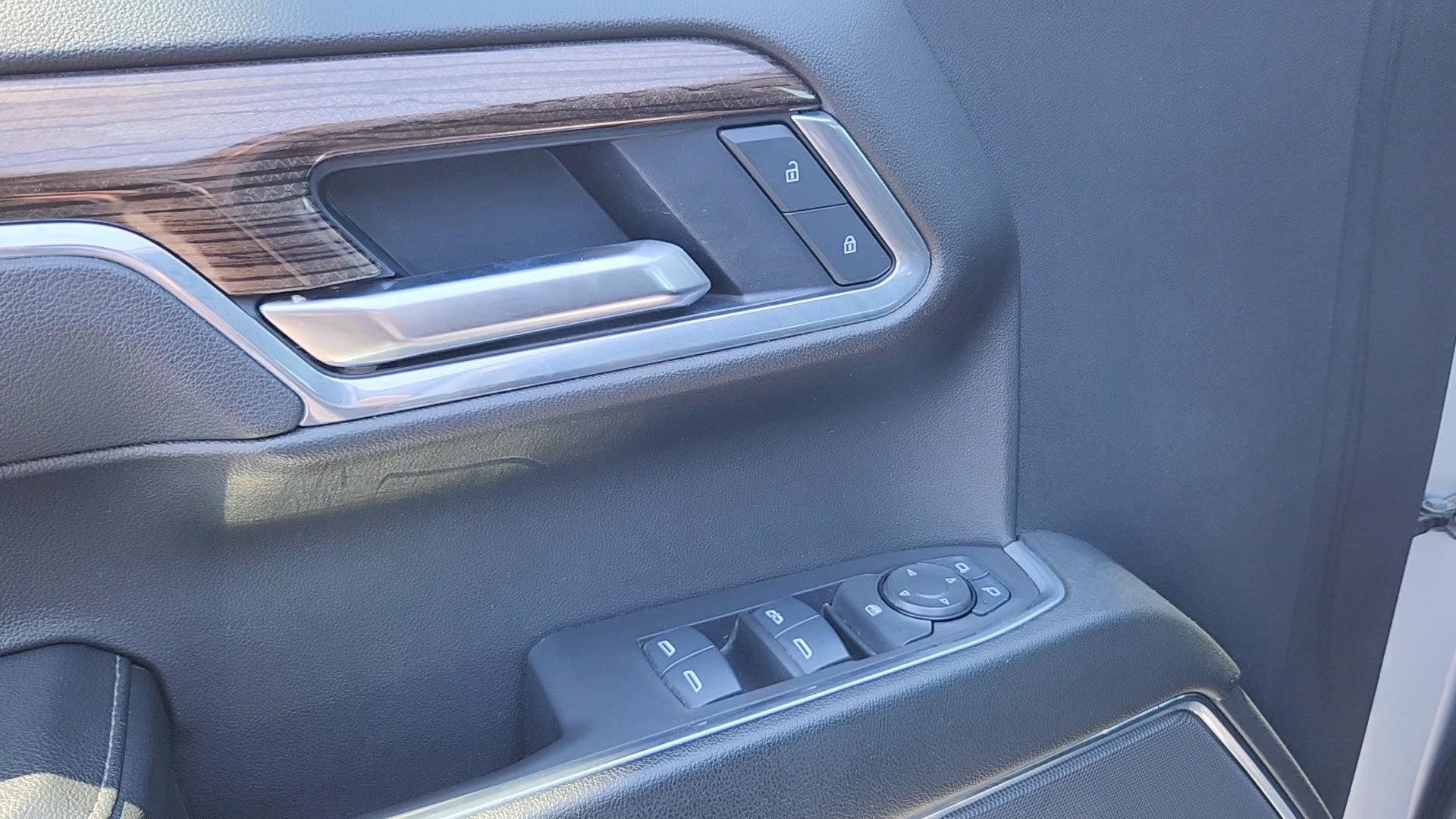 Used 2025 Chevrolet Silverado 1500 LT AWD/4WD image 7