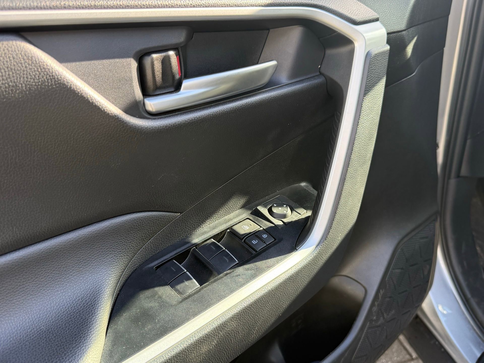 Used 2025 Toyota RAV4 XLE w/ Convenience Package image 29