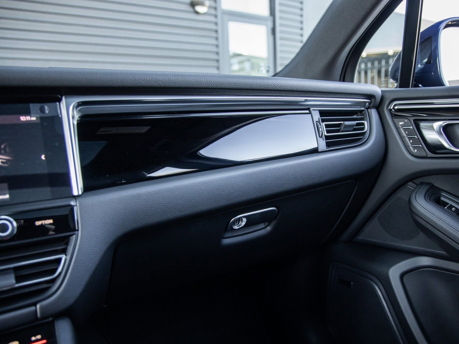 Certified 2026 Porsche Macan image 33