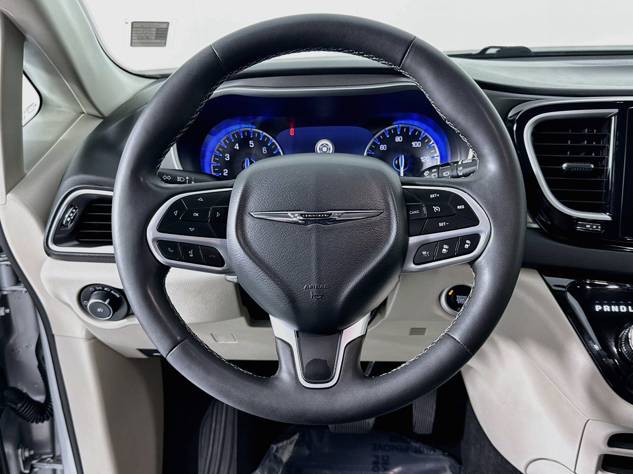 Used 2024 Chrysler Pacifica Touring-L FWD image 11