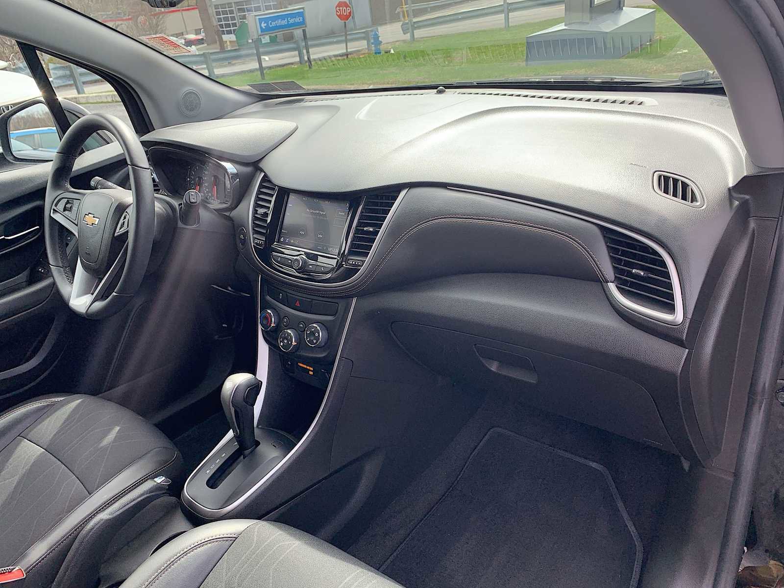 Certified 2022 Chevrolet Trax LT w/ Midnight Edition image 26