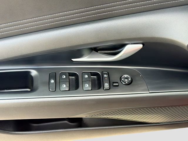 Certified 2025 Hyundai Elantra SEL FWD image 17