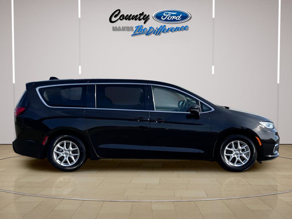Used 2023 Chrysler Pacifica Touring-L FWD image 25