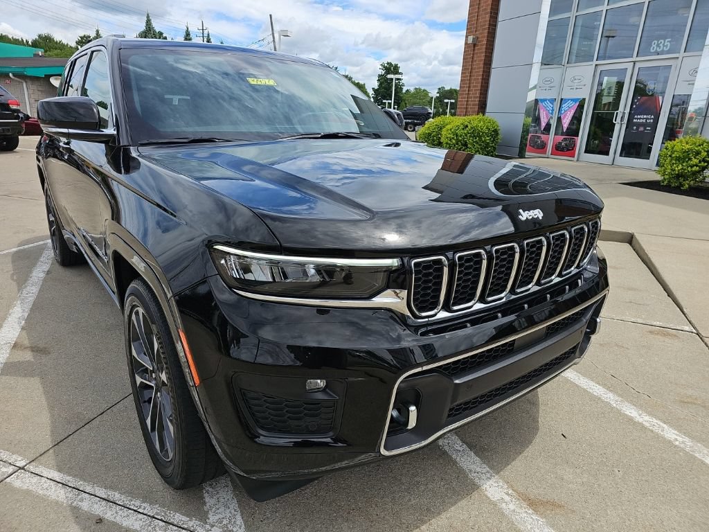 Certified 2024 Jeep Grand Cherokee Overland w/ Luxury Tech Group IV AWD/4WD image 3