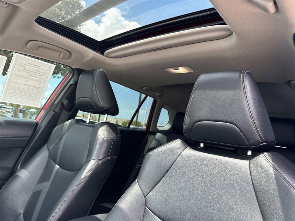 Used 2022 Toyota Corolla Cross XLE image 11