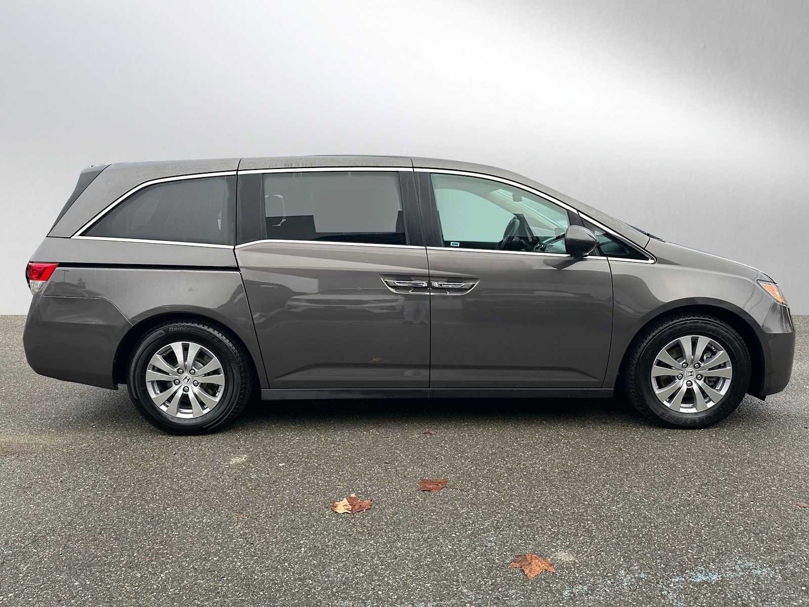 Used 2016 Honda Odyssey SE image 2