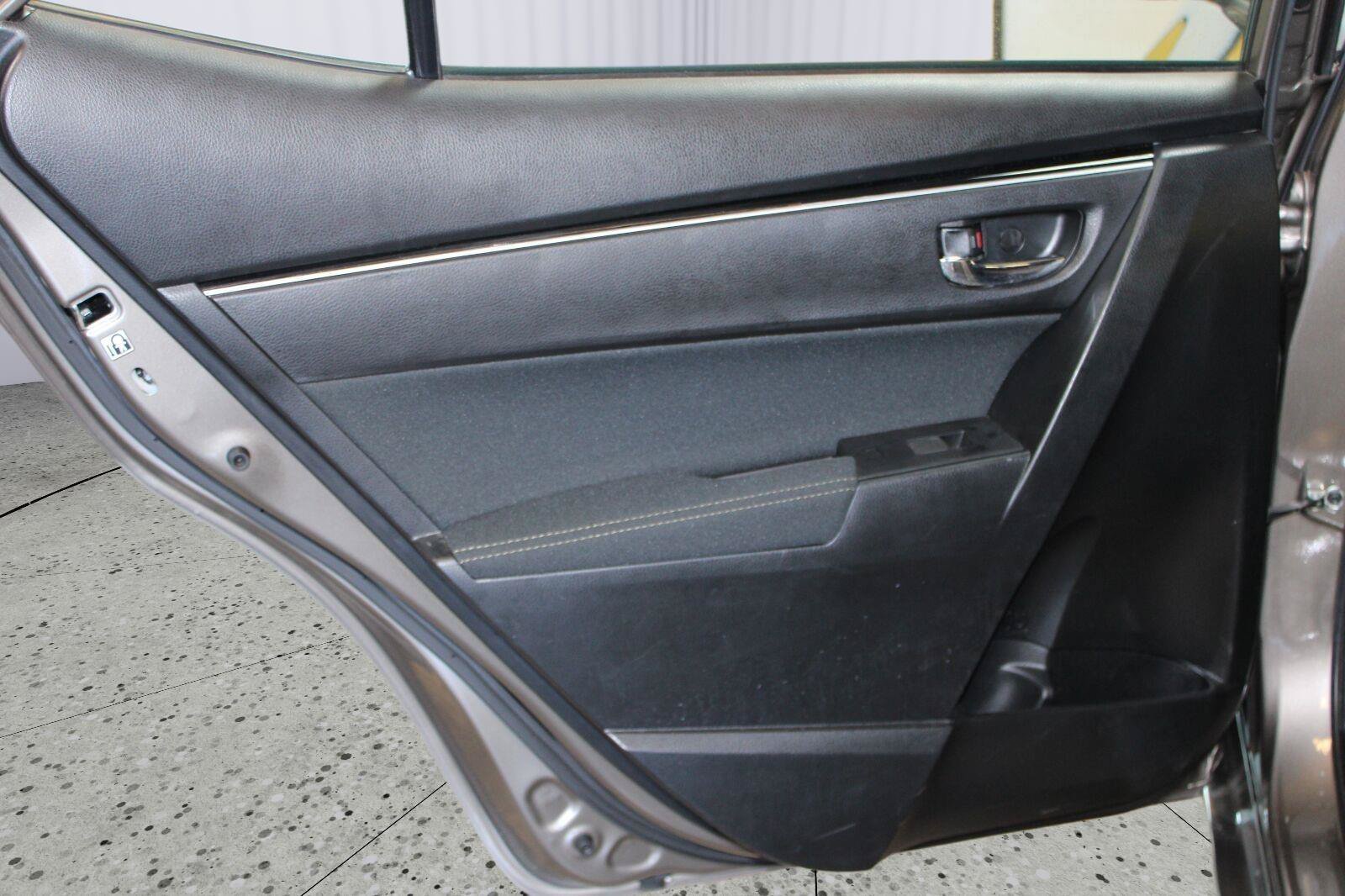 Used 2018 Toyota Corolla LE FWD image 42