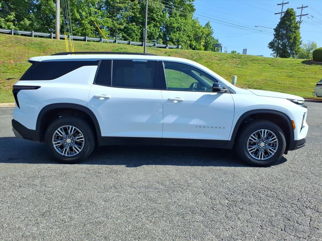 Used 2025 Chevrolet Traverse LT FWD image 2