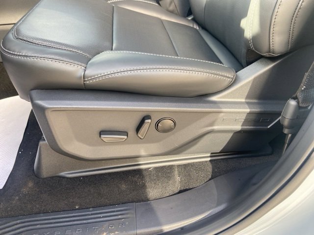 New 2025 Ford Expedition Platinum w/ Stealth Performance Package image 8