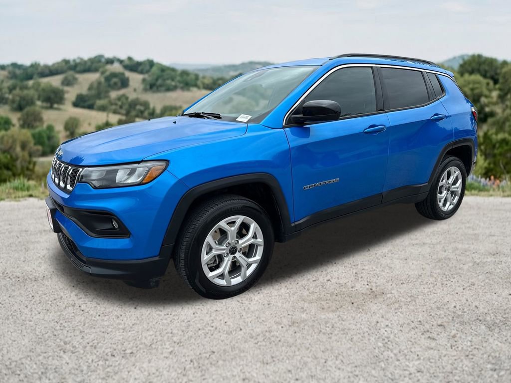 Used 2025 Jeep Compass Latitude w/ Convenience Group AWD/4WD image 3