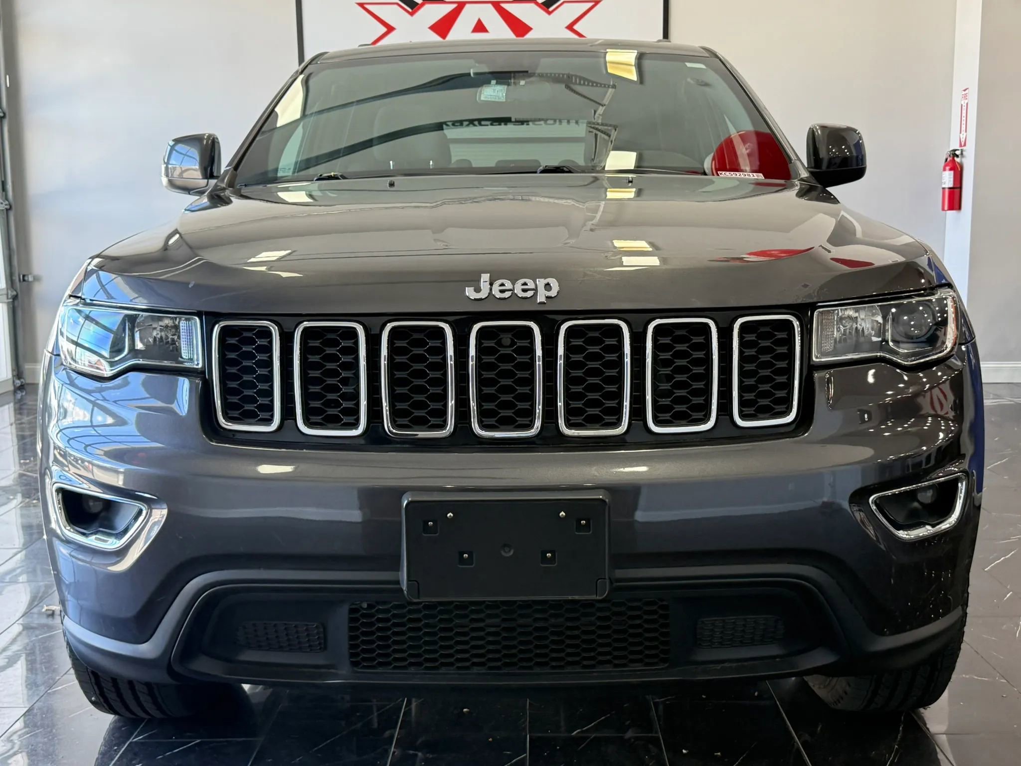 Used 2019 Jeep Grand Cherokee Laredo AWD/4WD image 2
