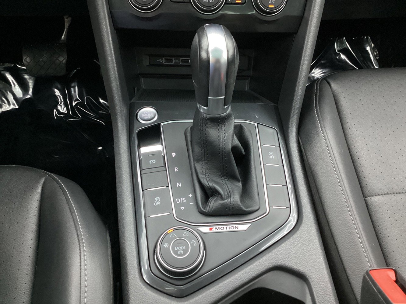 Used 2018 Volkswagen Tiguan SE AWD/4WD image 38