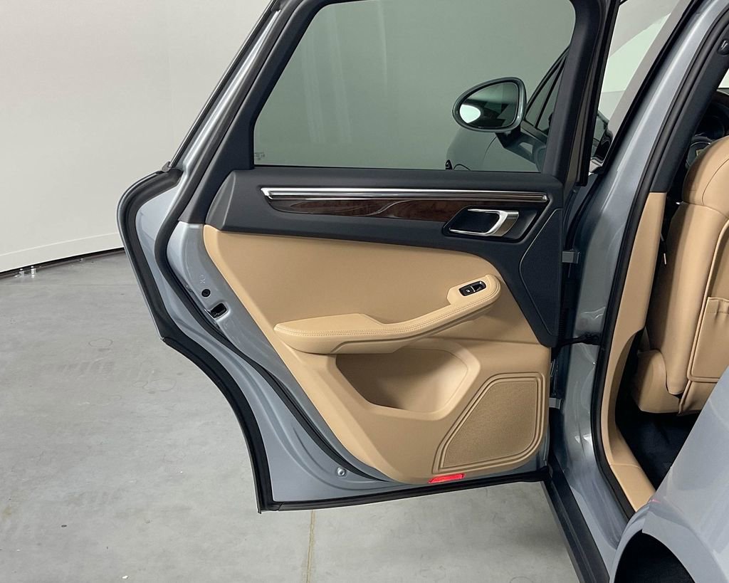 Certified 2025 Porsche Macan AWD/4WD image 28