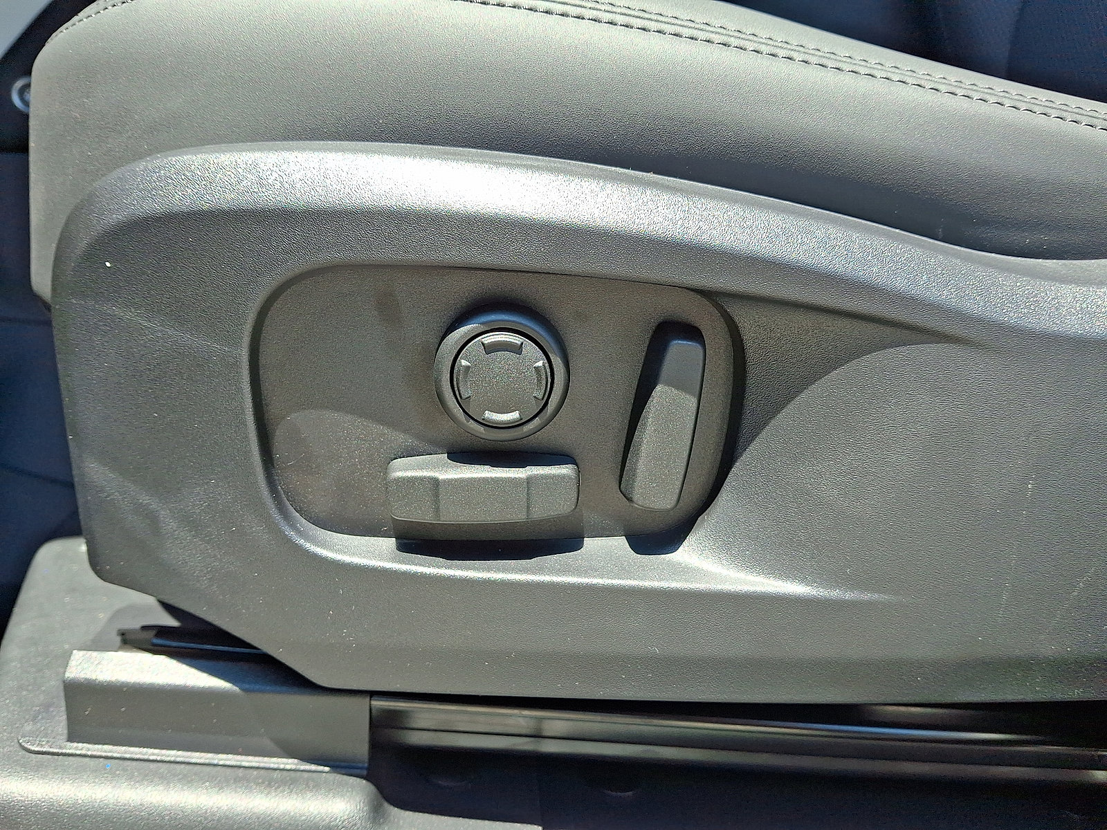 Certified 2025 Land Rover Defender 110 S image 4