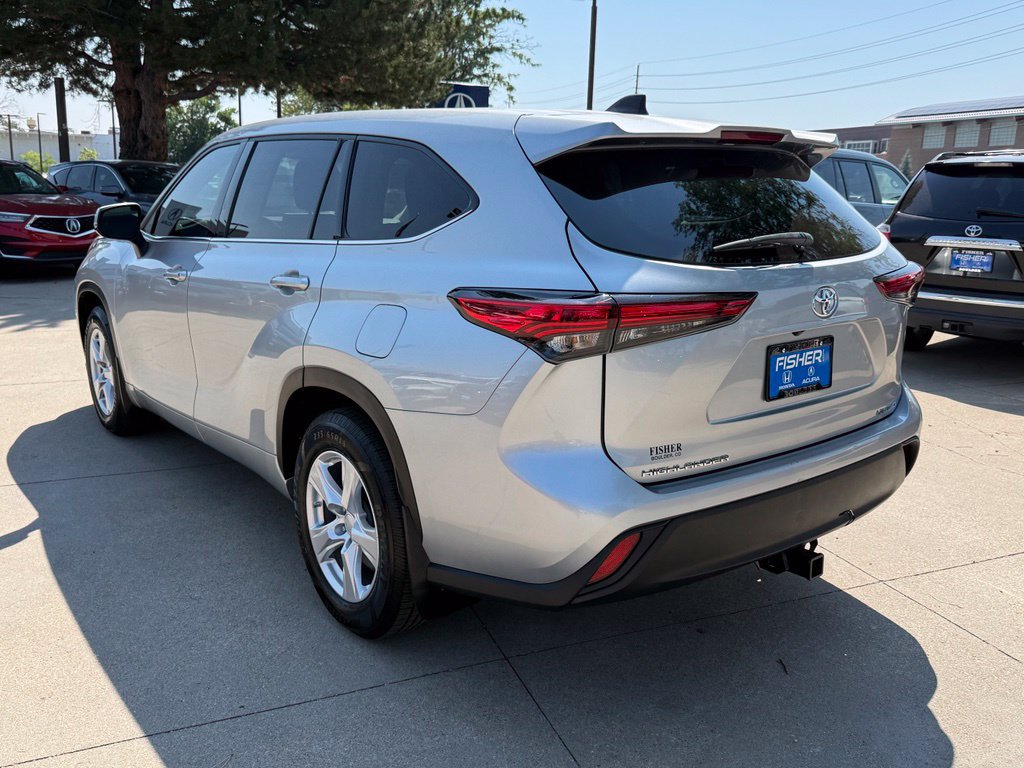 Used 2022 Toyota Highlander LE AWD/4WD image 6