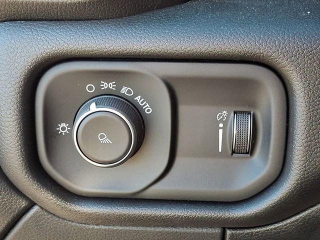 Used 2024 RAM 2500 Tradesman w/ Chrome Appearance Group image 25