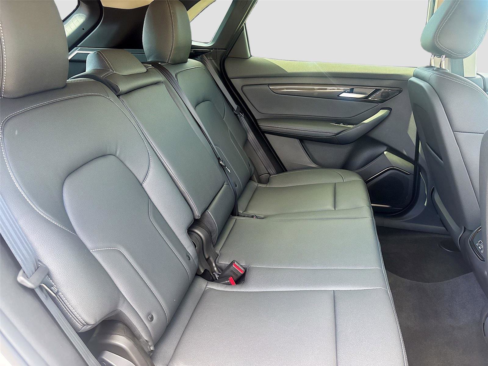 New 2025 VinFast VF 8 Eco image 27