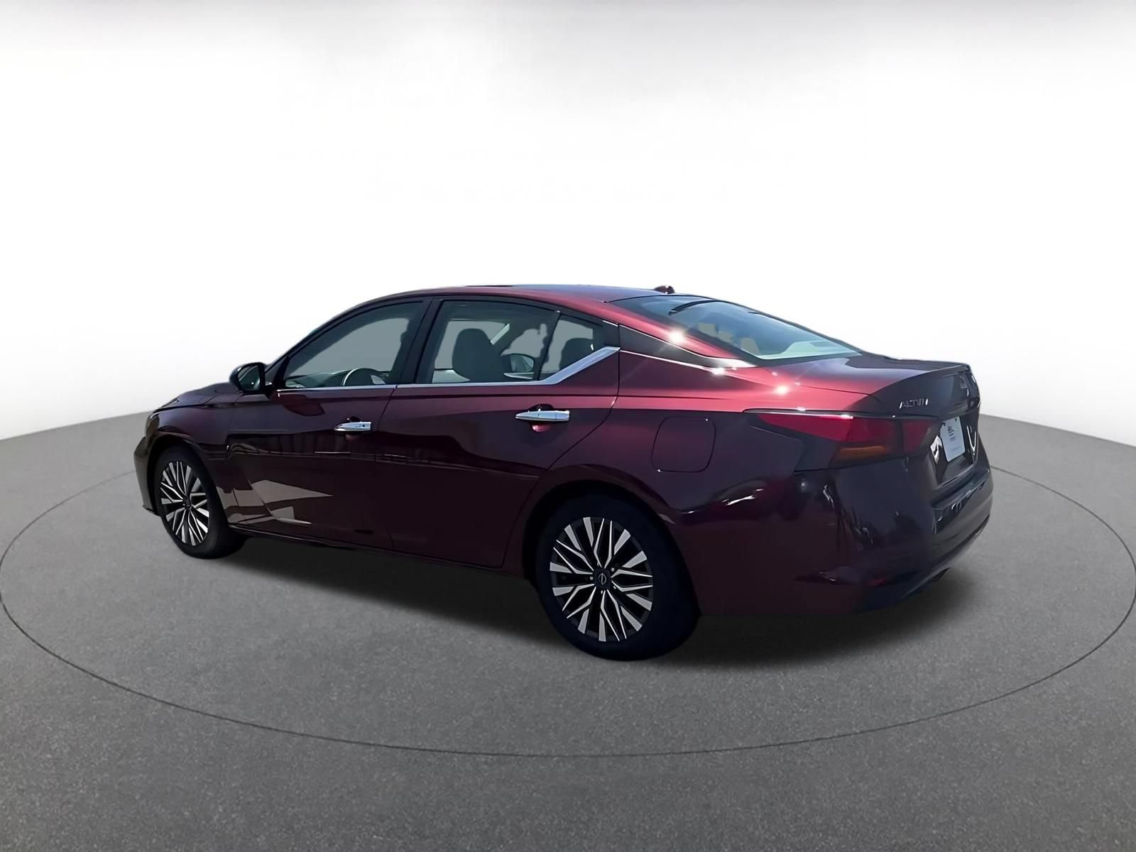 Used 2025 Nissan Altima 2.5 SV FWD image 10