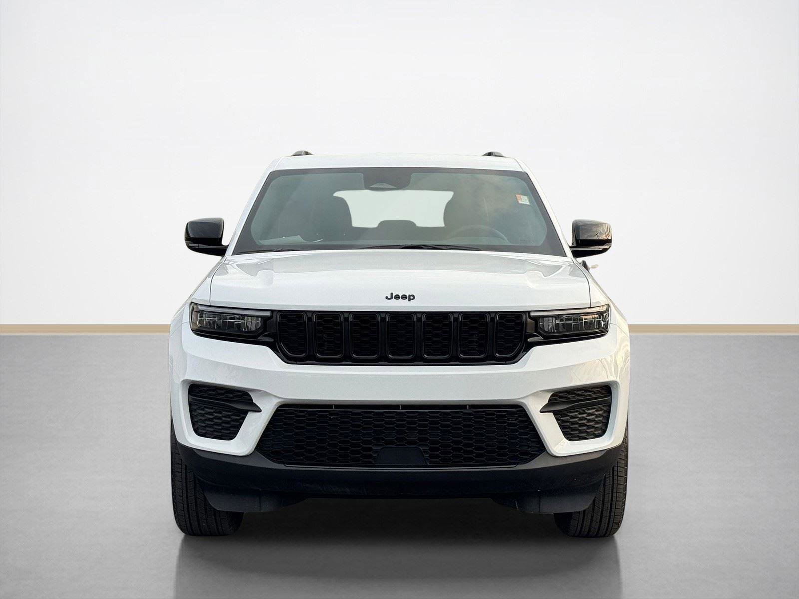 Used 2025 Jeep Grand Cherokee Altitude image 2