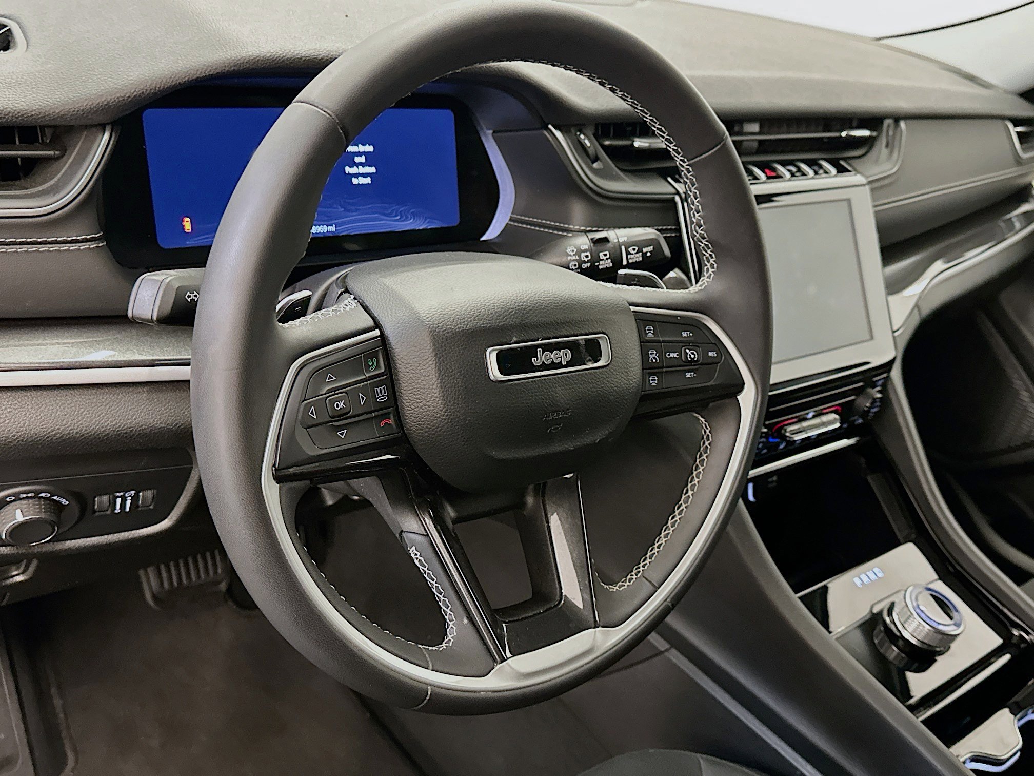 Used 2023 Jeep Grand Cherokee Laredo AWD/4WD image 18