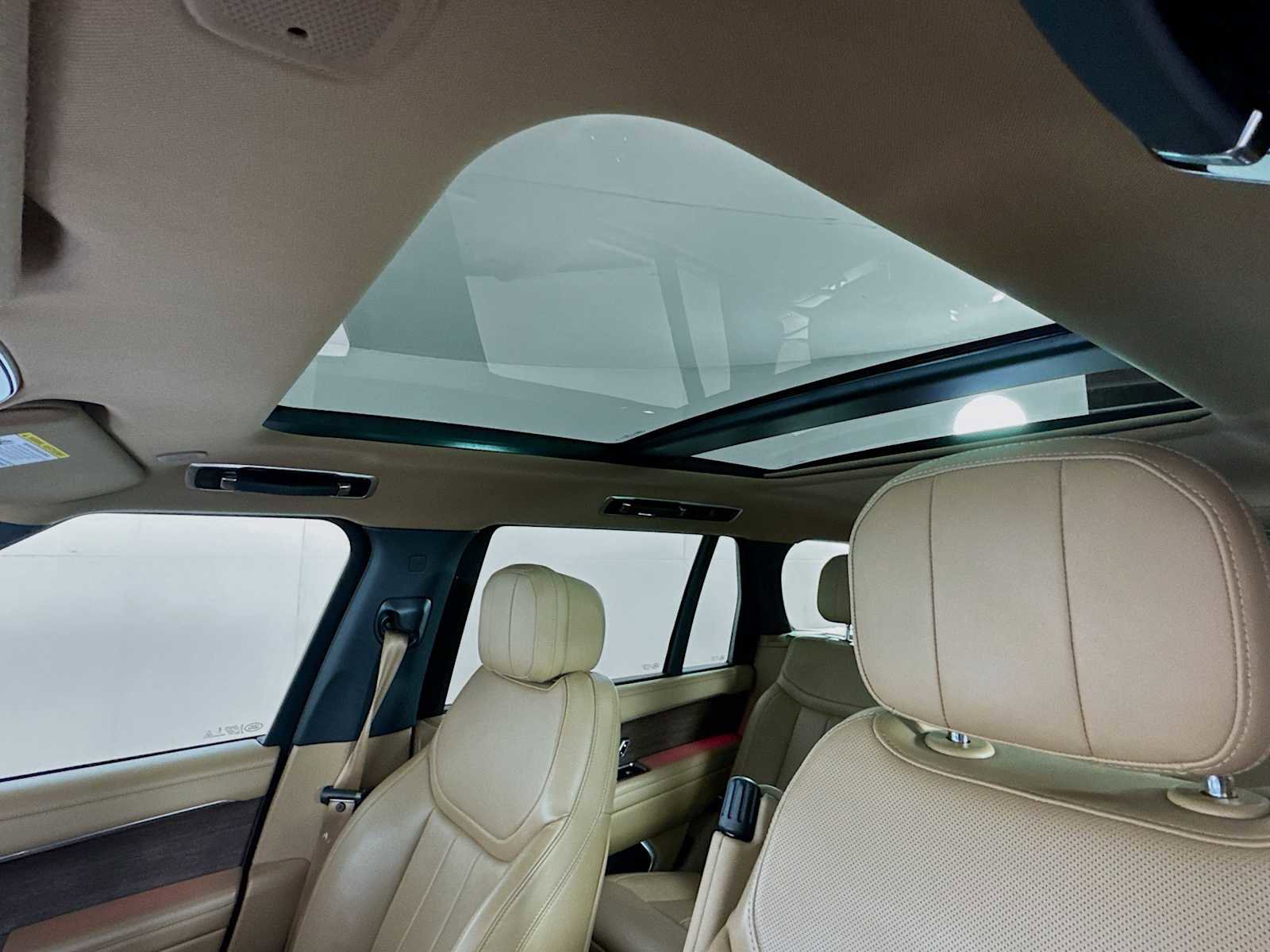 Used 2024 Land Rover Range Rover Long Wheelbase SE image 13