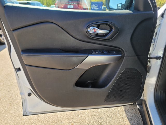 Used 2021 Jeep Cherokee Latitude AWD/4WD image 16