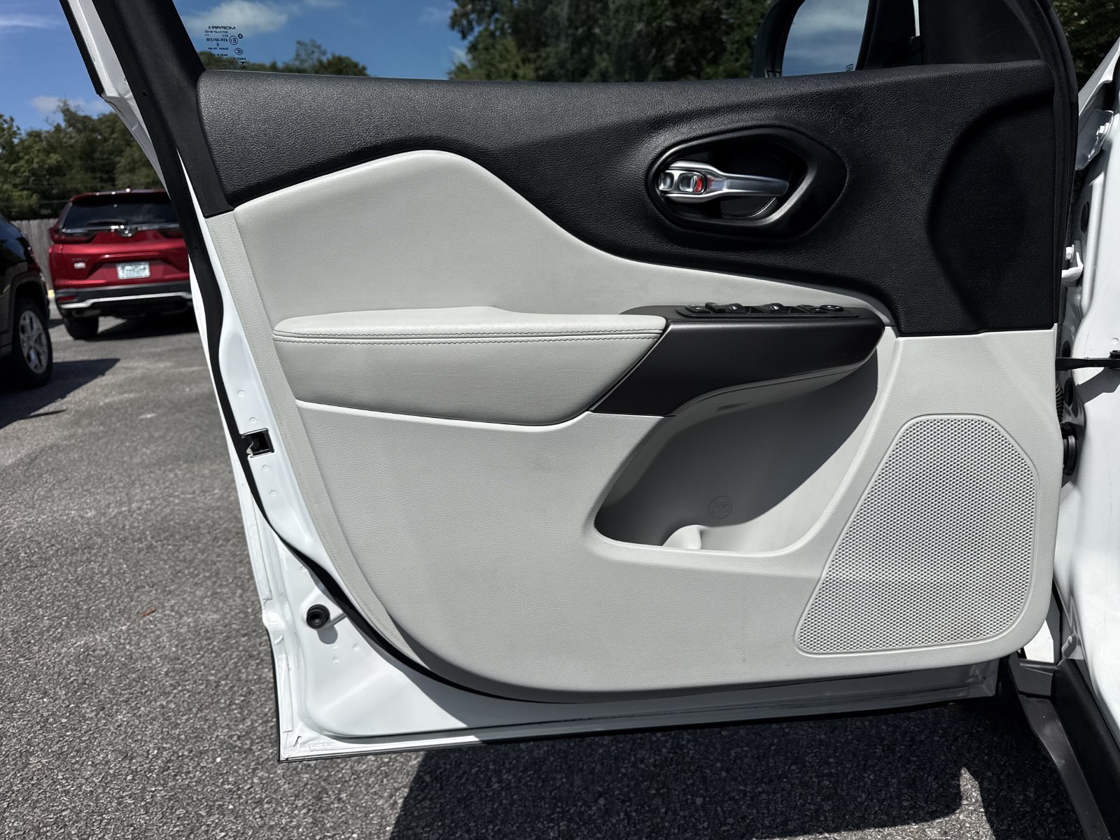 Used 2021 Jeep Cherokee Latitude Plus FWD image 14