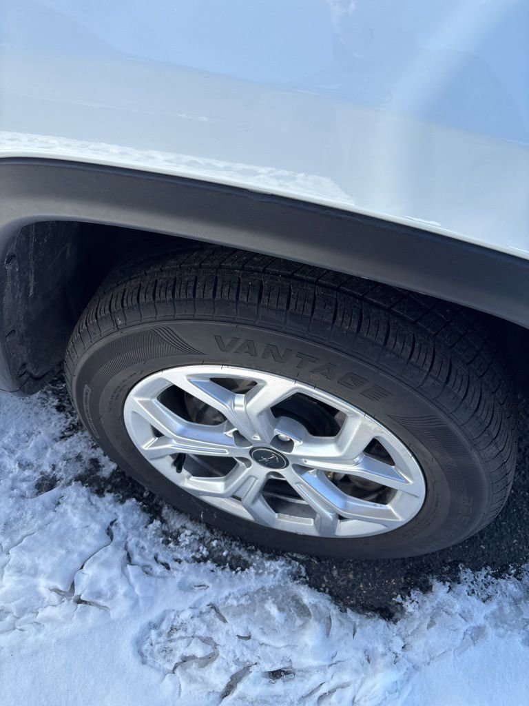 Used 2025 Jeep Compass Latitude image 3