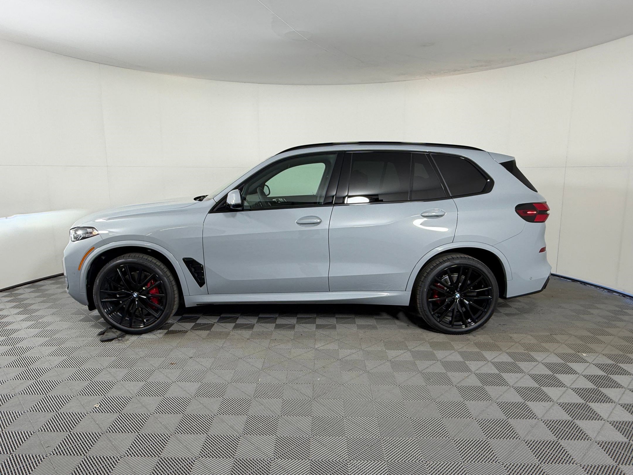 New 2026 BMW X5 sDrive40i w/ M Sport Package image 2