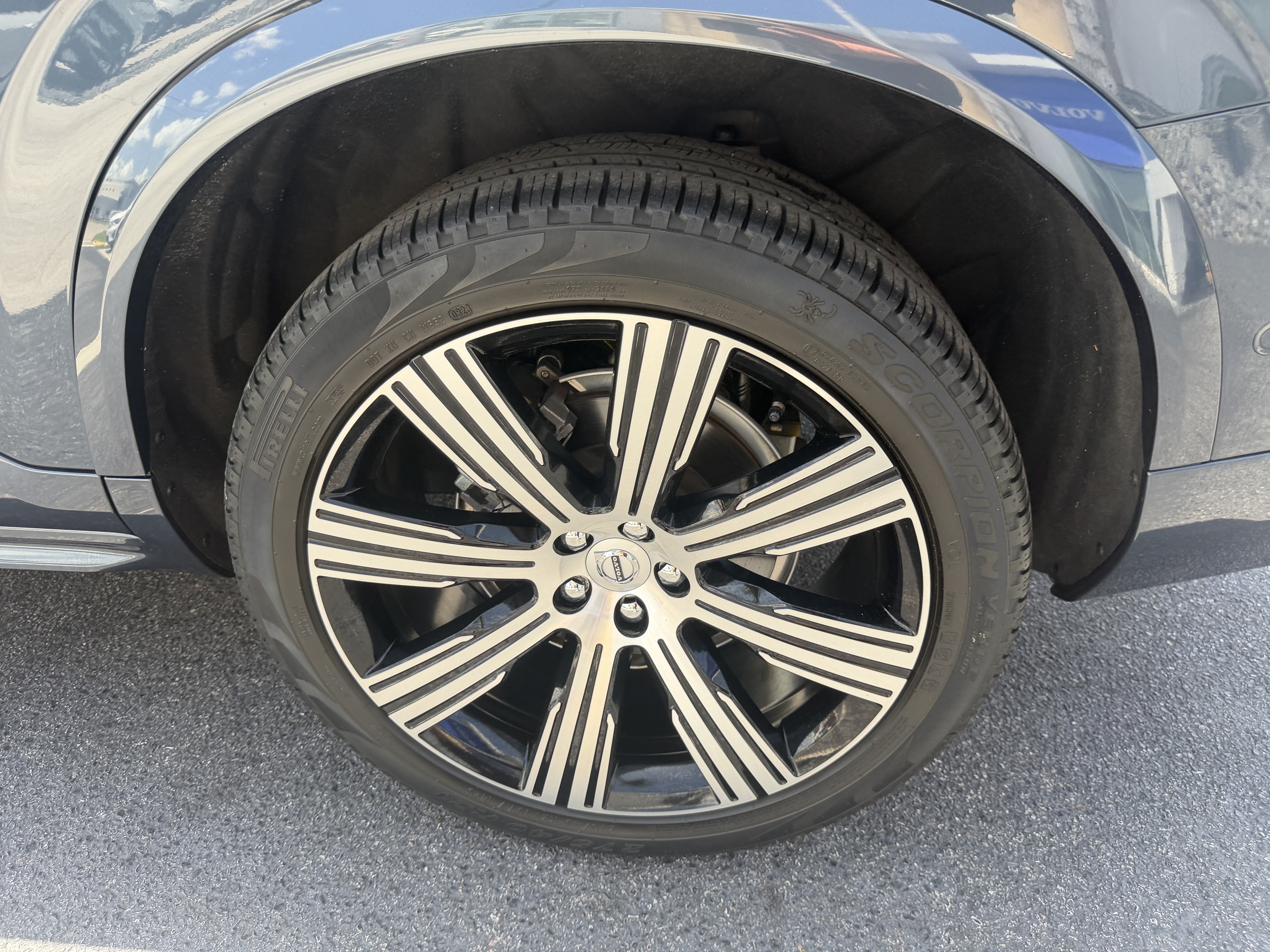 Certified 2023 Volvo XC90 B6 Ultimate w/ Protection Package Premier AWD/4WD image 31