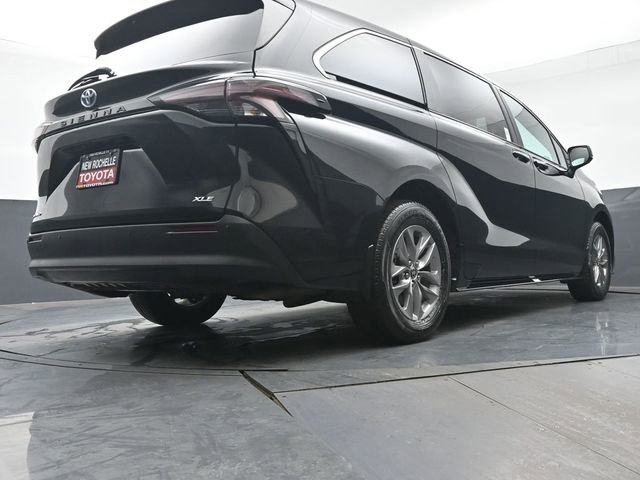 Used 2025 Toyota Sienna XLE image 39
