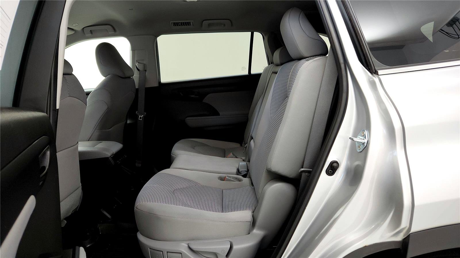 Used 2023 Toyota Highlander LE image 21