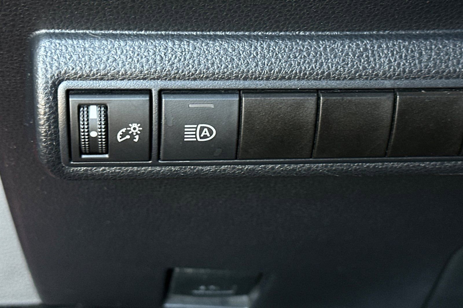 Used 2020 Toyota Corolla LE image 29