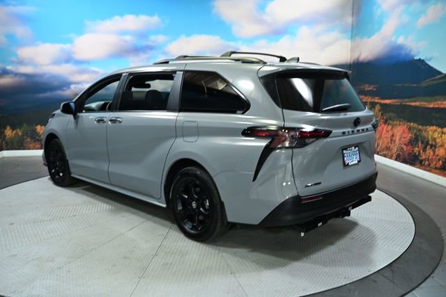 Used 2025 Toyota Sienna XLE Woodland Edition image 6