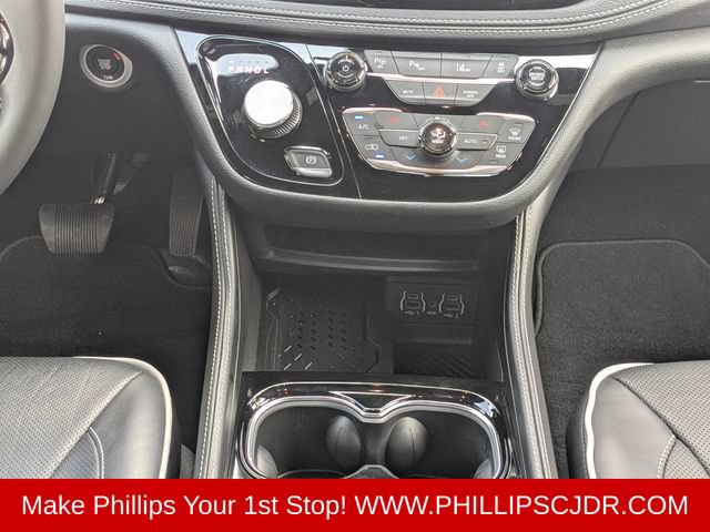 Used 2025 Chrysler Pacifica Premium FWD image 18