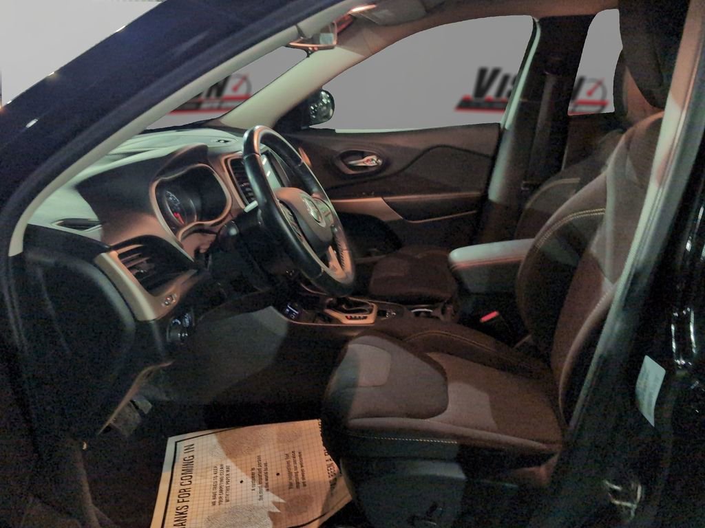 Used 2017 Jeep Cherokee Latitude w/ Comfort & Sound Group image 9