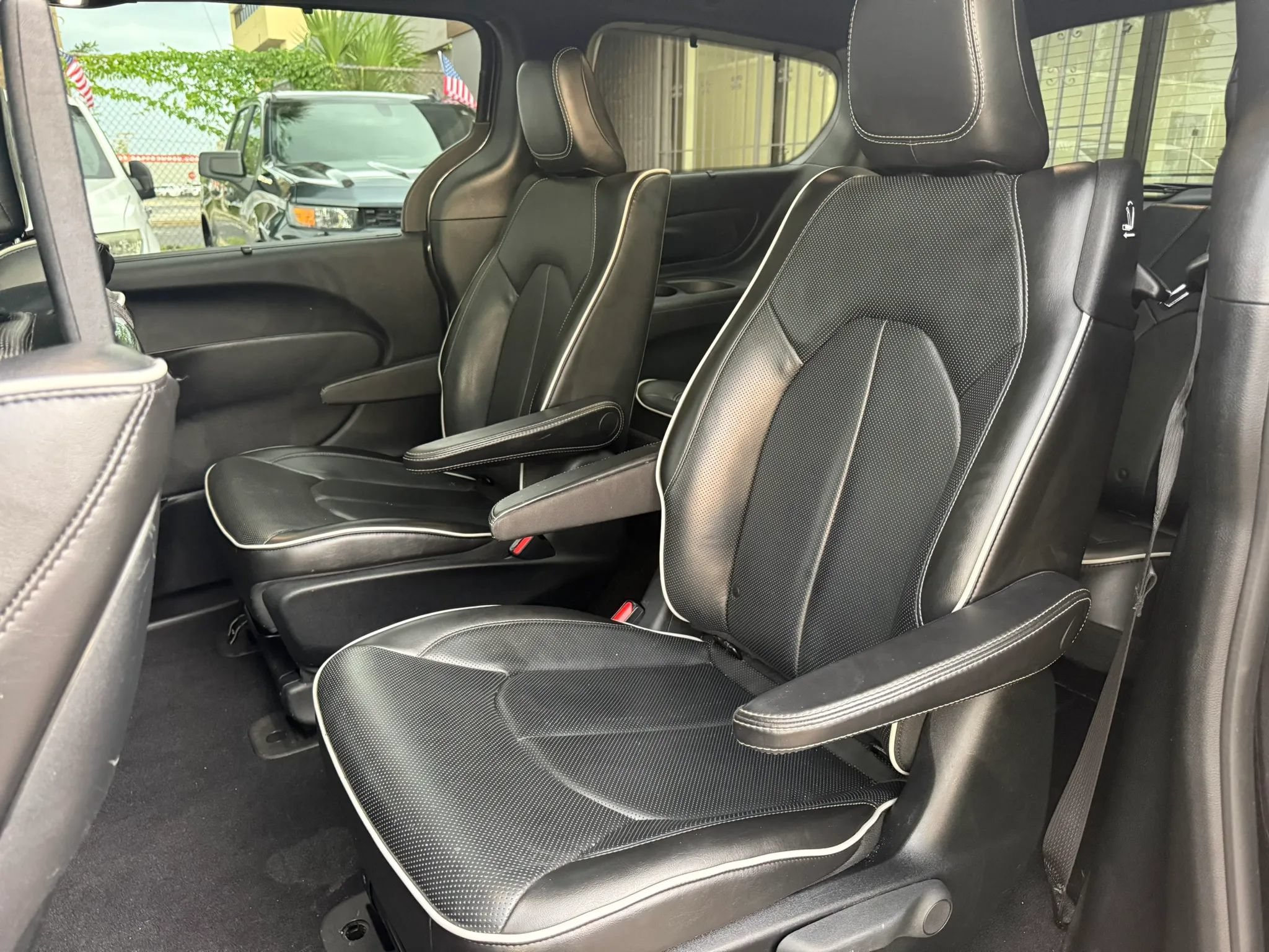 Used 2019 Chrysler Pacifica Limited w/ Advanced Safetytec Group FWD image 16