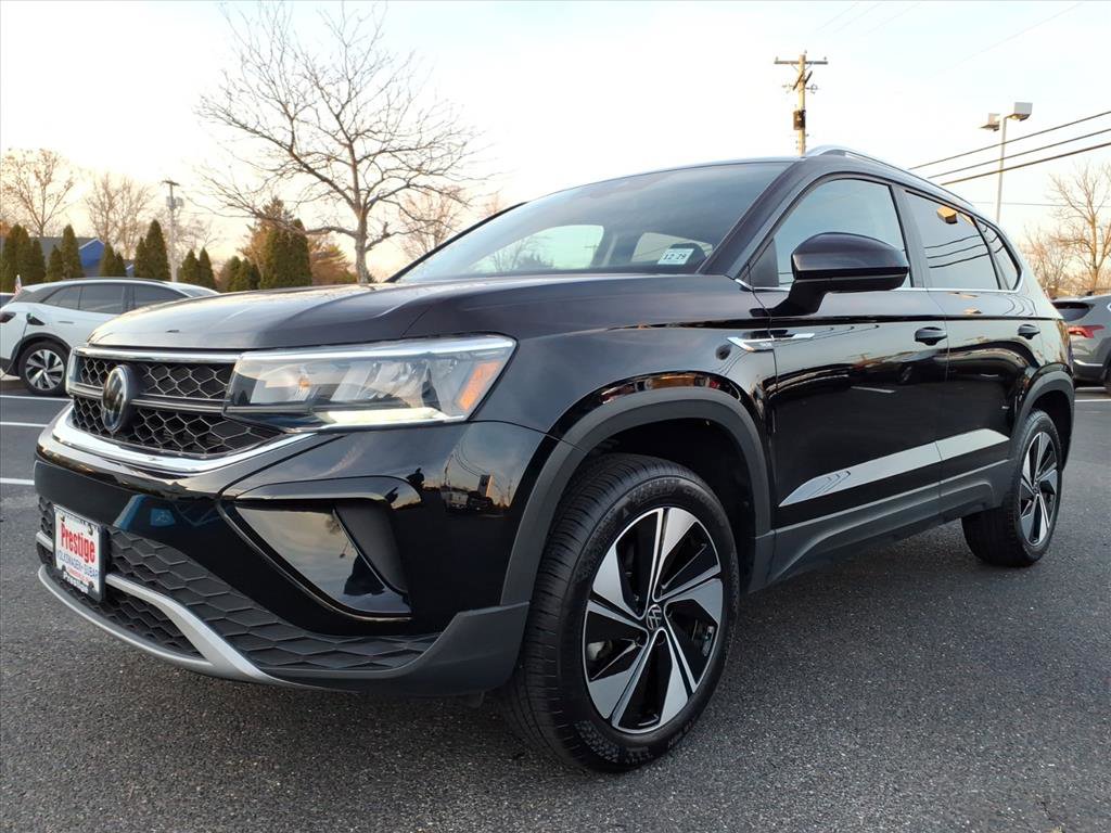 Certified 2024 Volkswagen Taos SE image 2