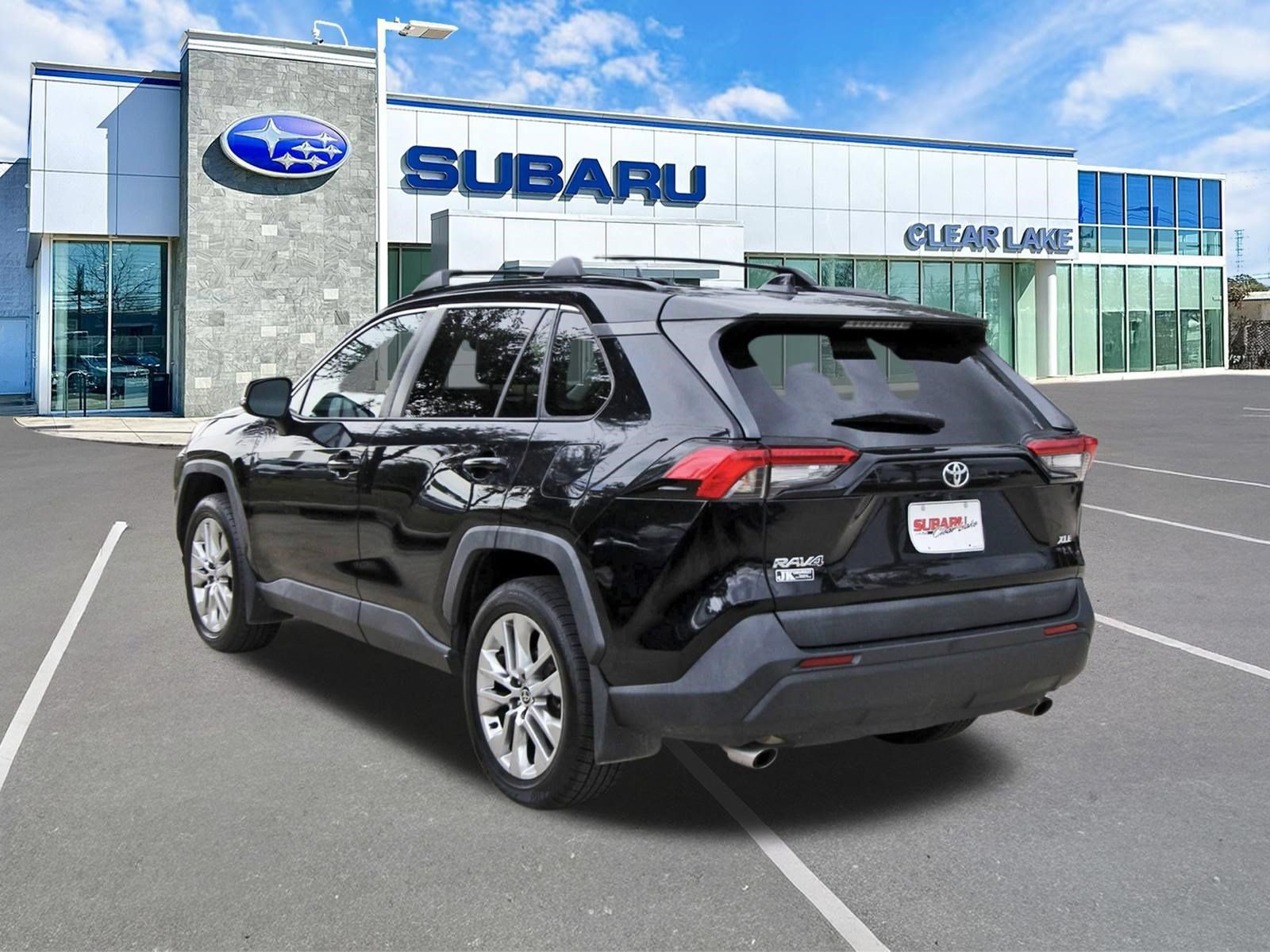 Used 2021 Toyota RAV4 XLE Premium FWD image 4