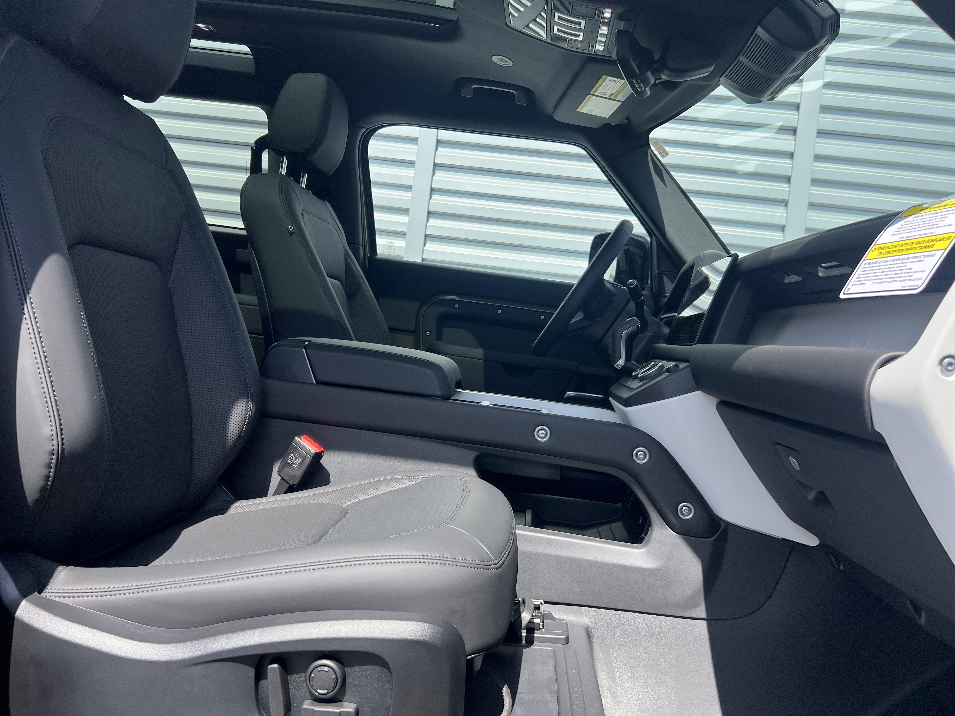 New 2025 Land Rover Defender 90 X-Dynamic SE image 27